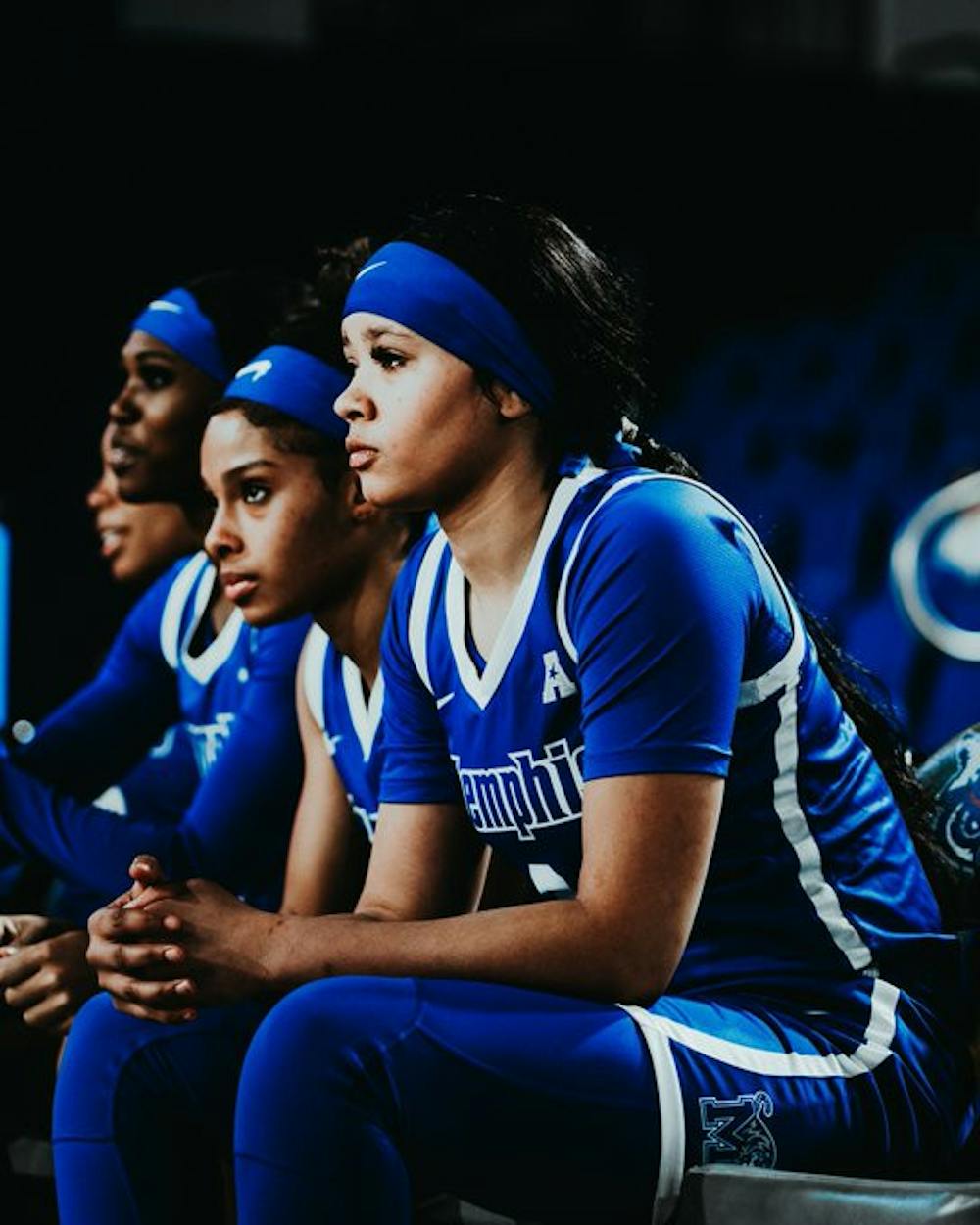 <p>Memphis players gather around their bench during a break in the game.﻿</p>