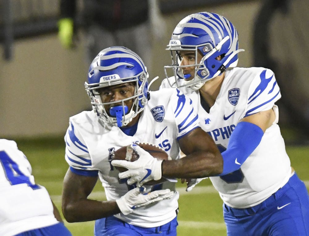 <p>Brady White hands off to a runningback. Memphis defeated FAU 25-10 in their first bowl win since 2014.&nbsp;</p>