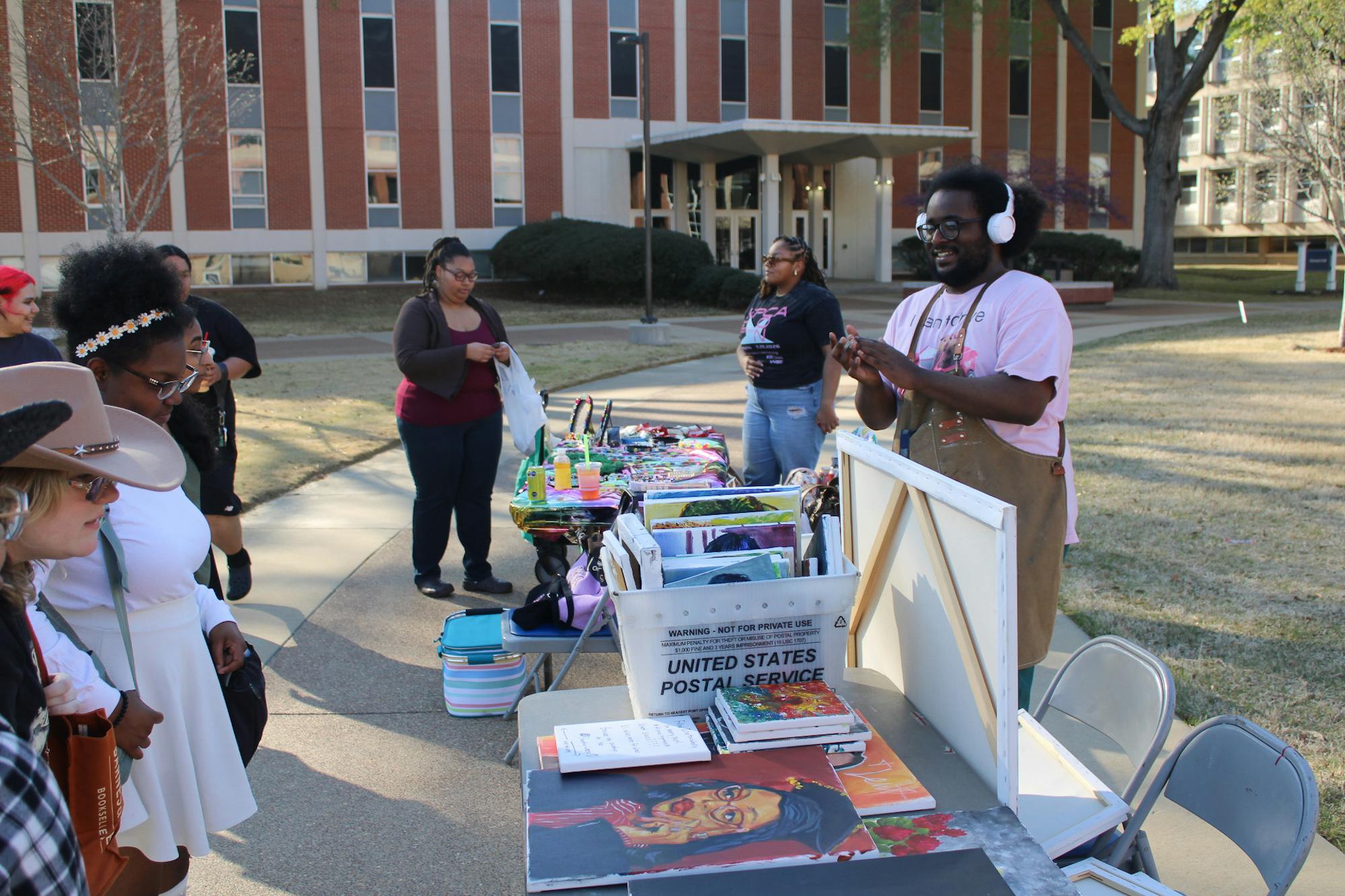 Корейская ассоциация поп-культуры проводит фестиваль K-Pop на лужайке торгового центра UC Alumni Mall