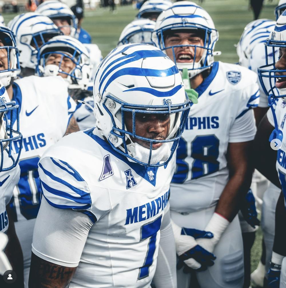 Memphis linebacker Drue Watts talks to his teammates ahead of the Tigers' 31-24 loss at UAB Saturday. 