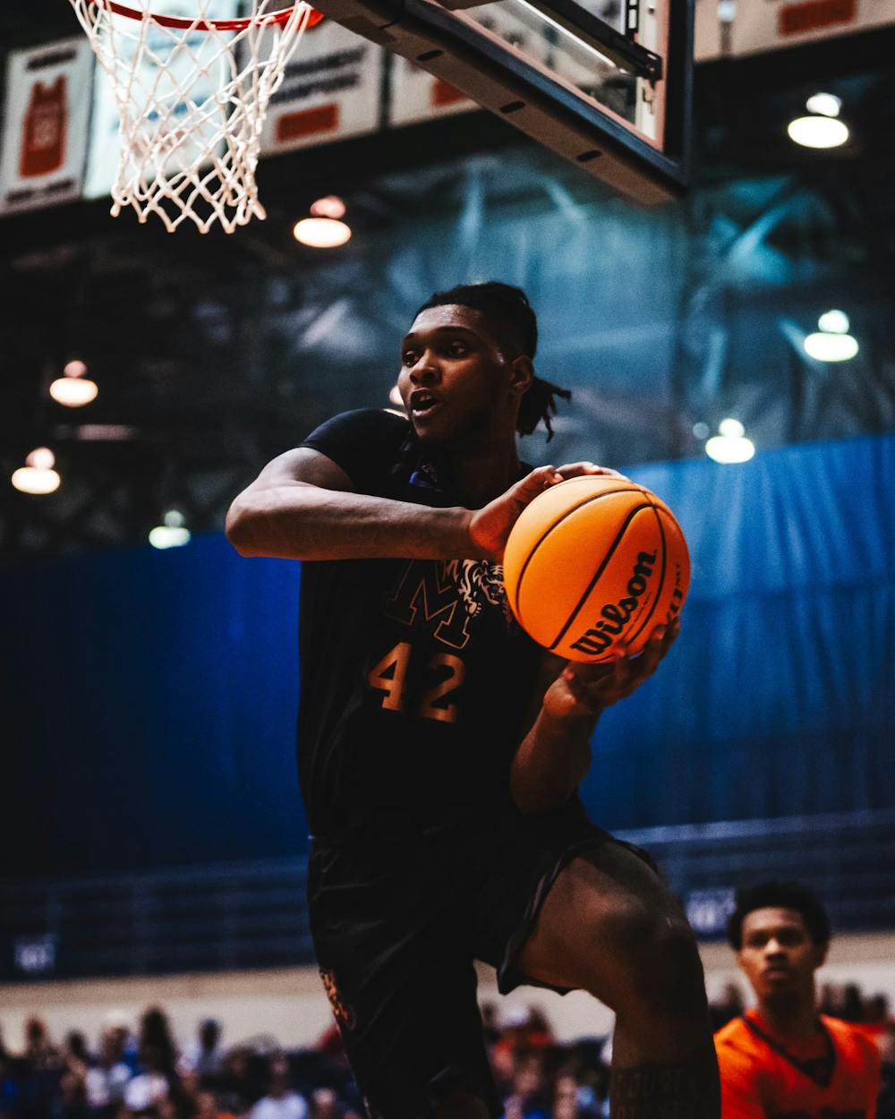 Memphis forward Dain Dainja looks to make a pass in the Tigers' 75-70 road victory at UTSA on Tuesday, March 4, 2024.