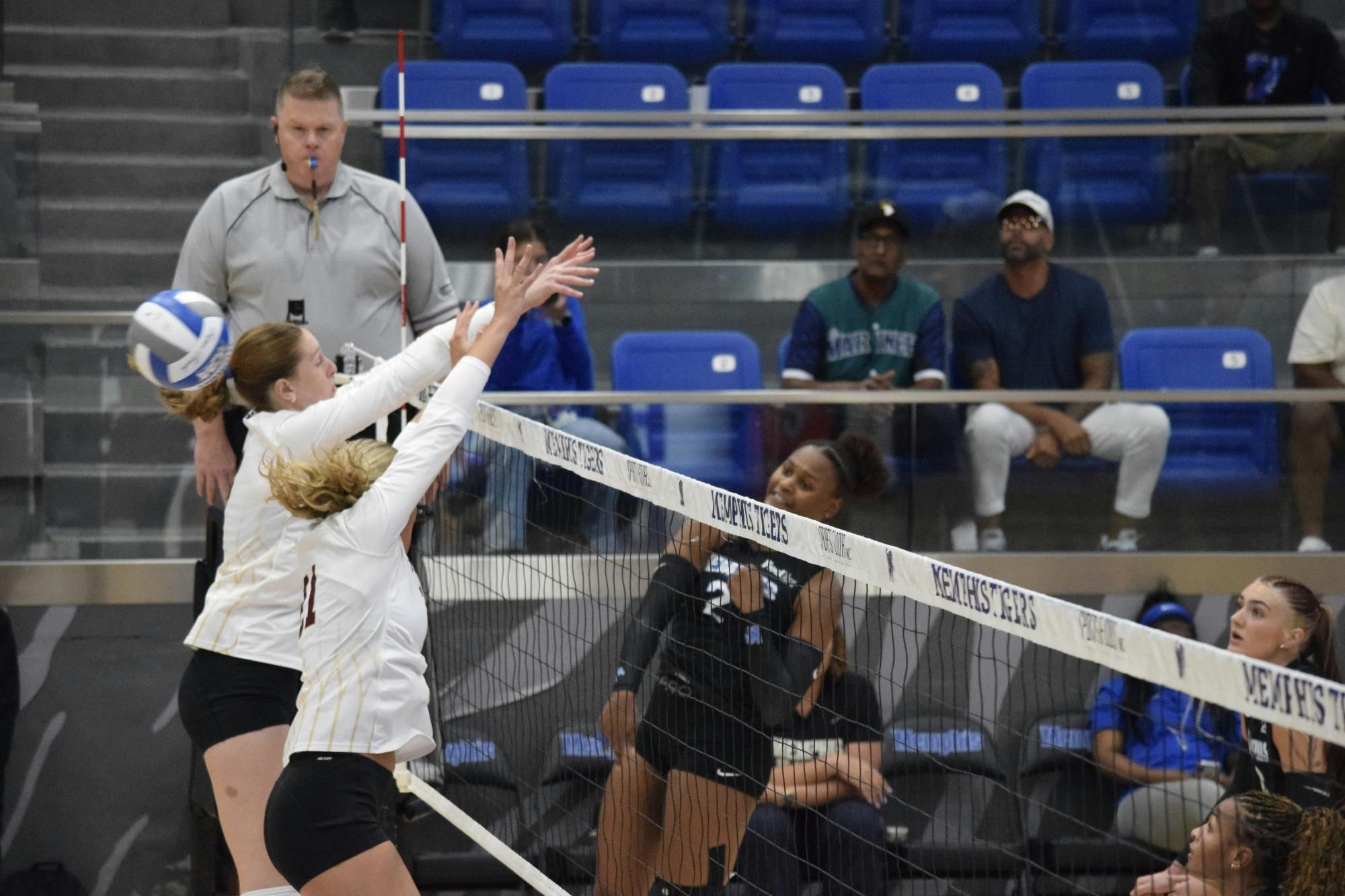 Volleyball drops third match in a row to Rice 3-1 - The Daily Helmsman