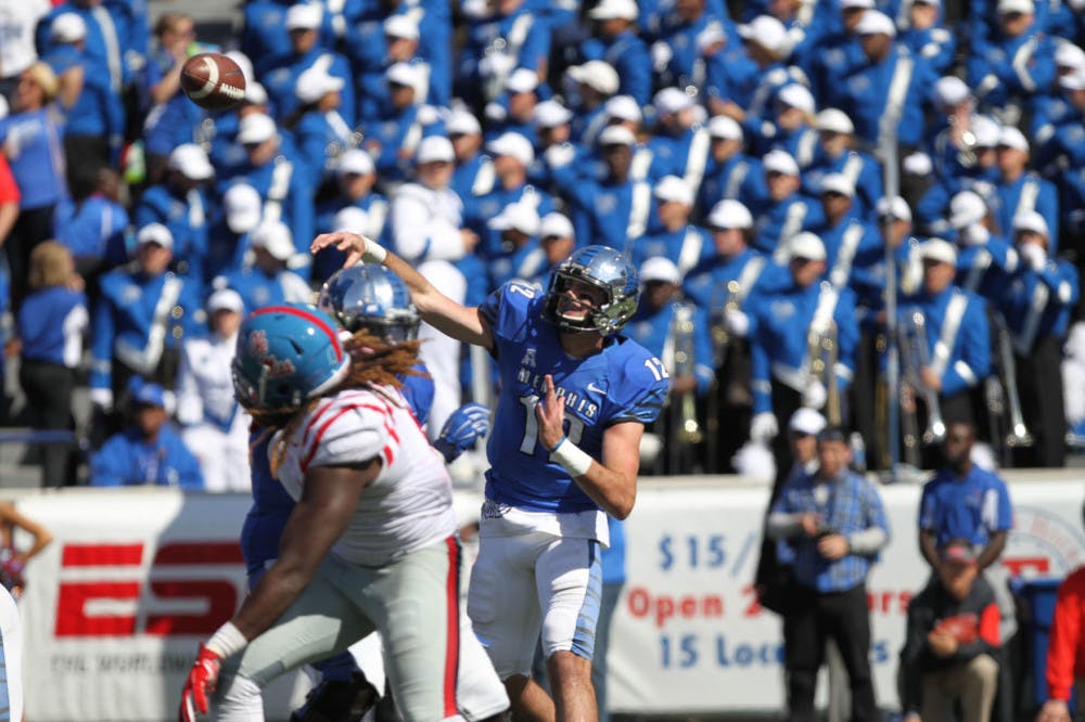 <p>Memphis quarterback Paxton Lynch completed 21 of 28 passes for 230 yards and a touchdown in the Tigers’ 16-13 win over Temple last season.&nbsp;</p>