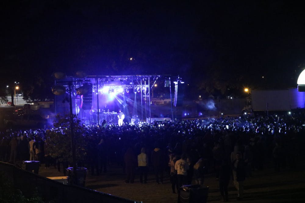 <p><strong>Students listen to up-and-coming rapper 21 Savage on the Alumni Mall Nov. 10. Savage was paid $85,000, the most the university has paid a single performer in the past four years.&nbsp;&nbsp;</strong></p>