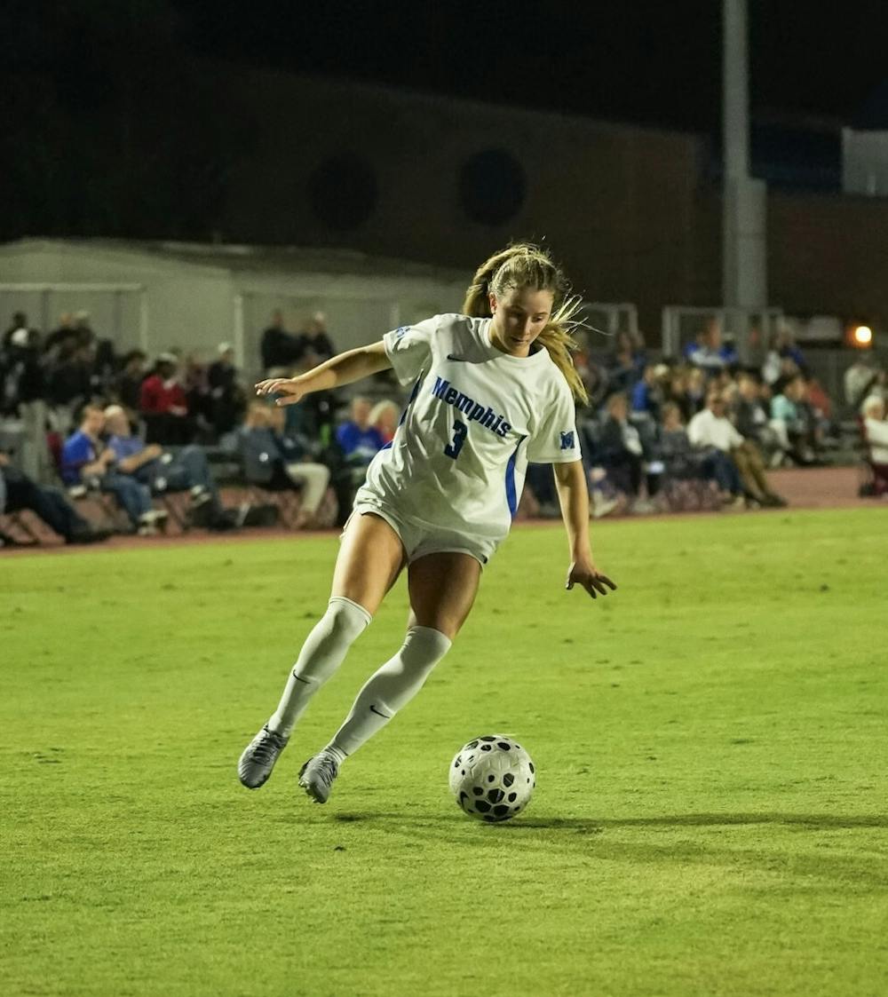 <p>Memphis freshman Ellis Kelly dribbles the ball in the Tigers&#x27; 2-1 victory over Missouri Thursday night at Park Avenue Campus.﻿</p>