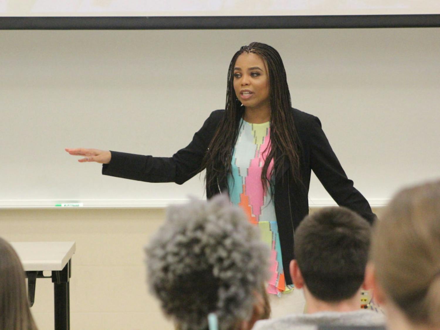 Jemele answers questions in journalism class