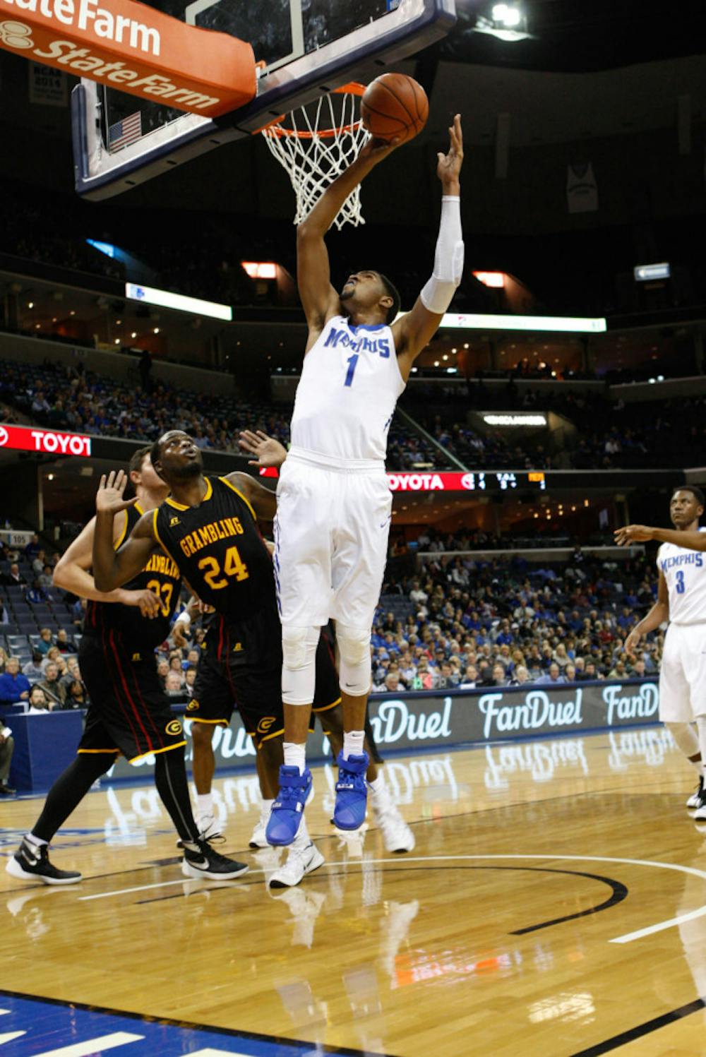 <p>Memphis forward Dedric Lawson averaged 12 points and 10 rebounds per game as he earned AAC Rookie of the Week honors for the second consecutive week.&nbsp;</p>