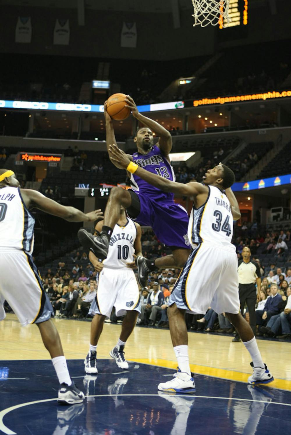 <p>Former Tigers' guard Tyreke Evans faces off against the Memphis Grizzlies during his stint with the Sacramento Kings.&nbsp;</p>