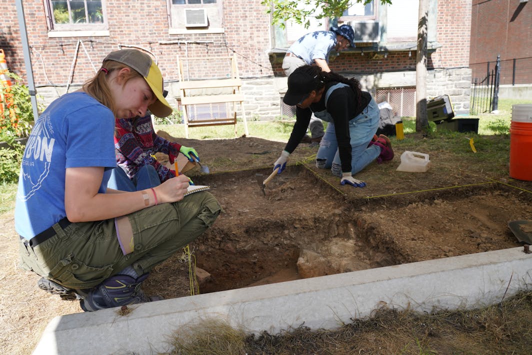 black bottom arch photo 1
