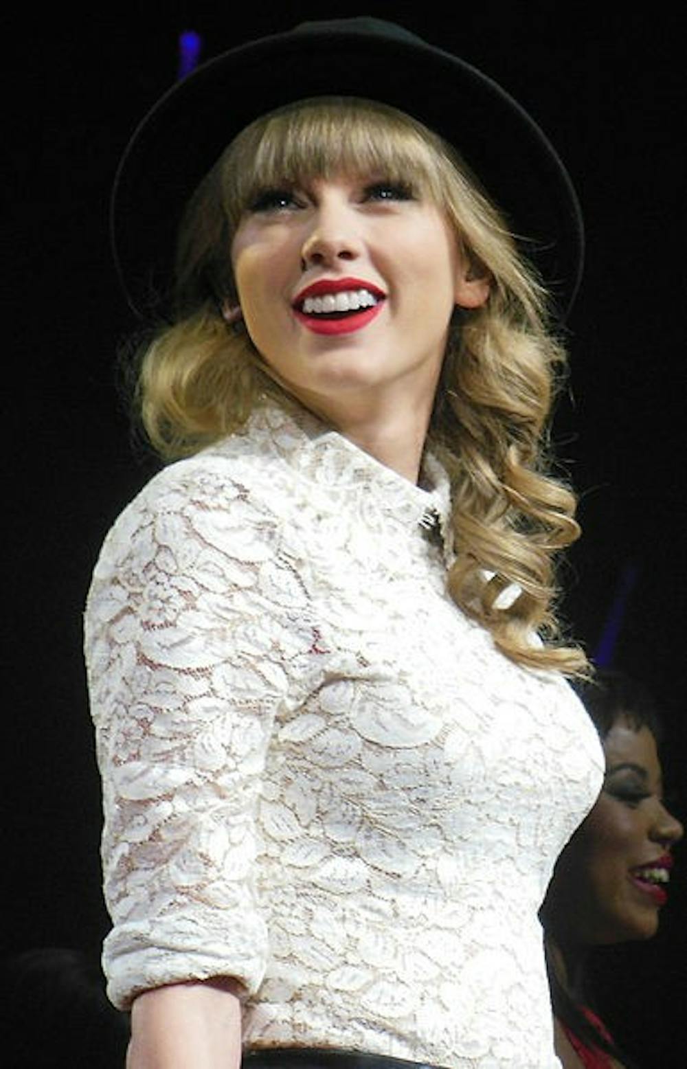 385px-Taylor_Swift_Red_Tour_2,_2013.jpg
