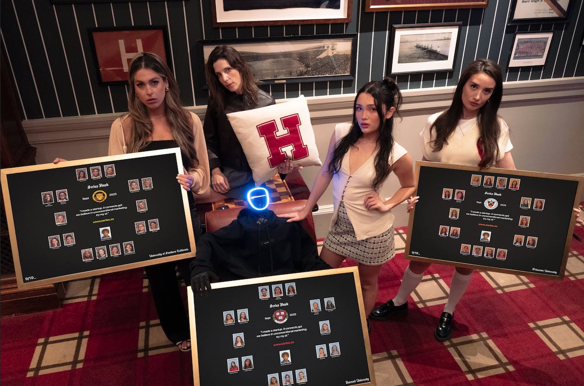 Series Robot Uri with Sorority Girls [Series Rush] (1).png