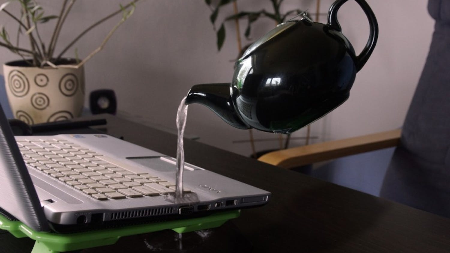 computer_kettle_laptop_pouring_water_water_damage_royalty_free_images-1033953.jpg