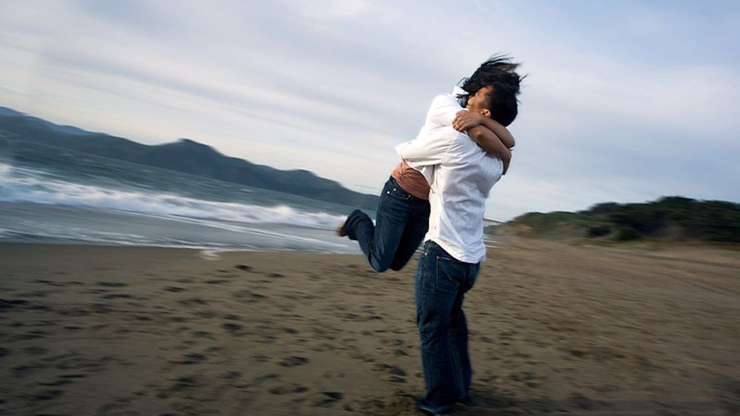 800px-People_hugging_in_the_beach.jpg