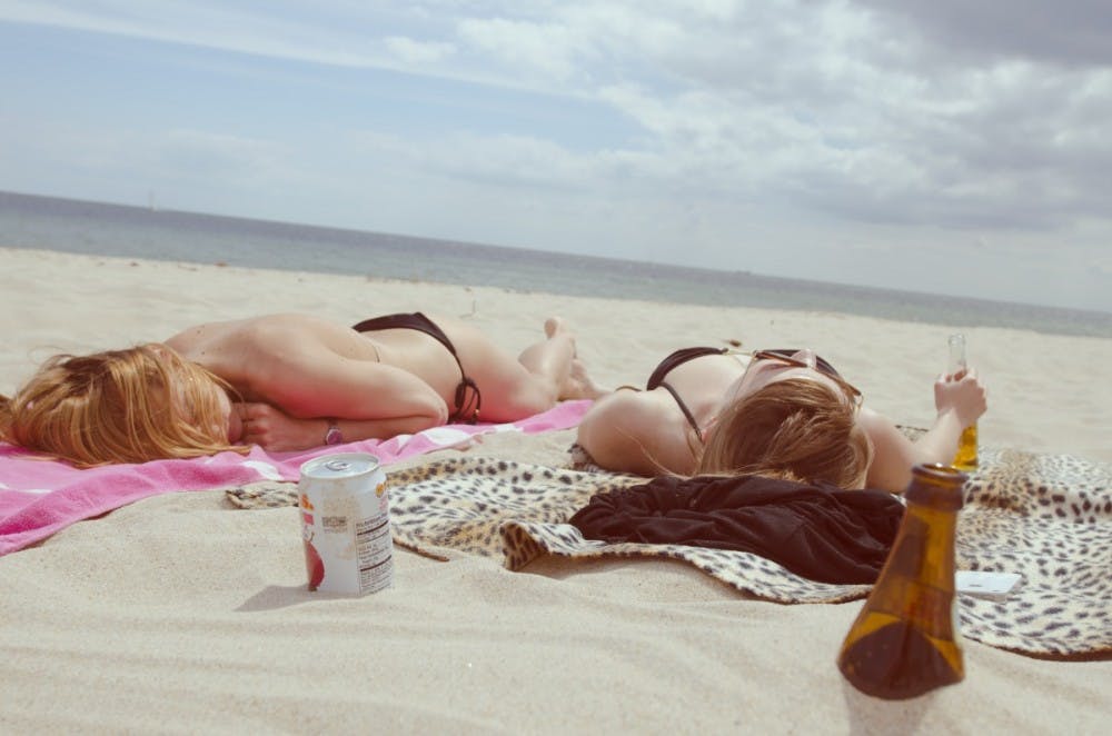 beach_drinking_drinks_girls_hd_wallpaper_holiday_leisure_lying916916