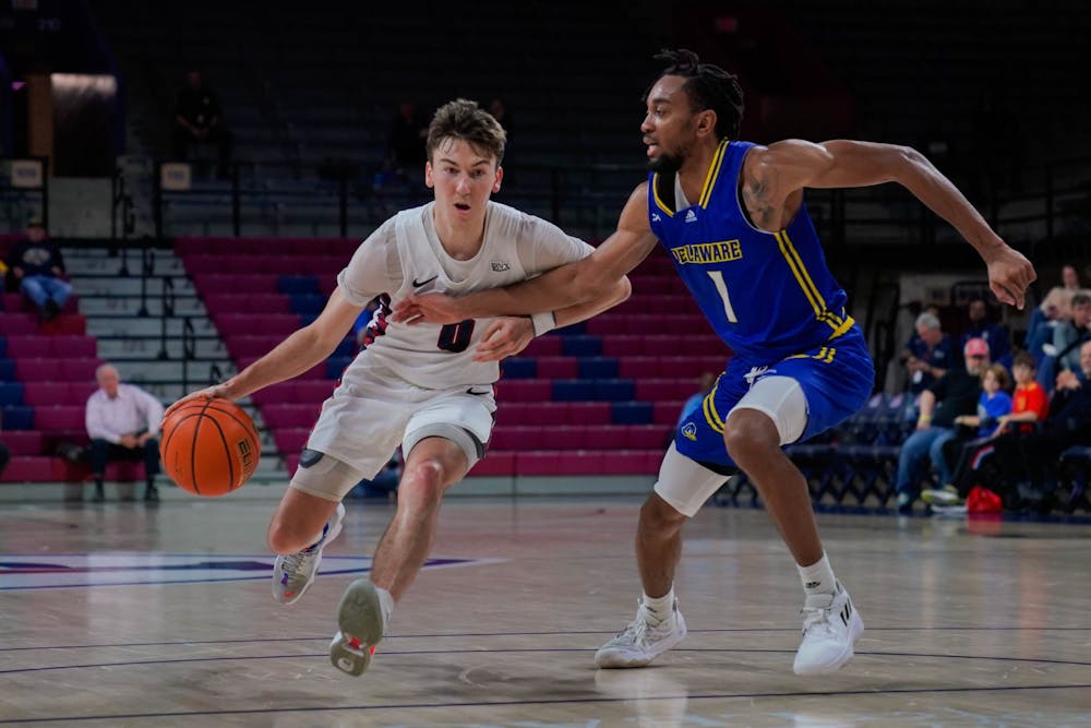 11-27-22-mens-basketball-vs-delaware-clark-slajchert-anna-vazhaeparambil-02