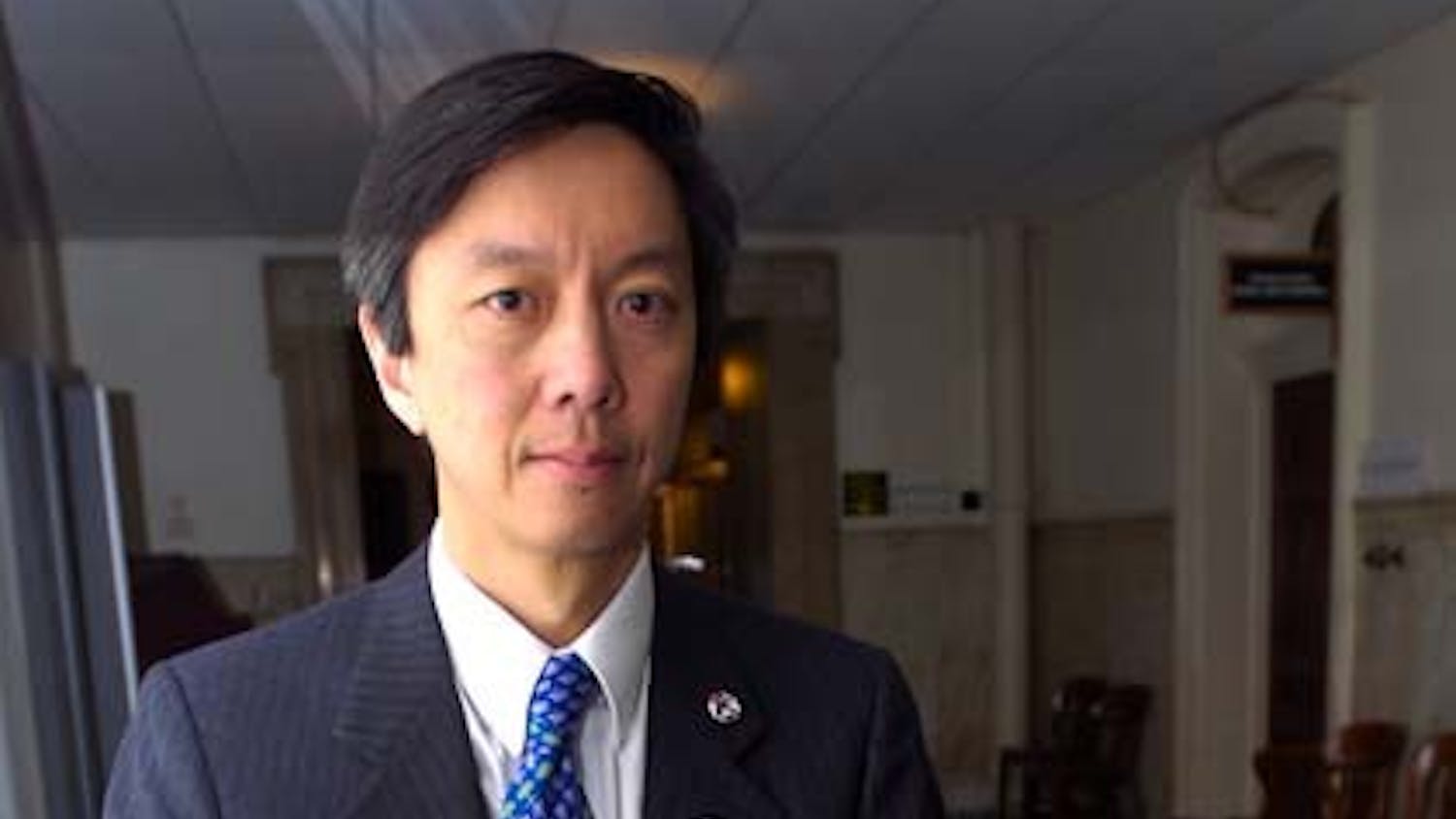 In a crowded field, alum runs for City Council