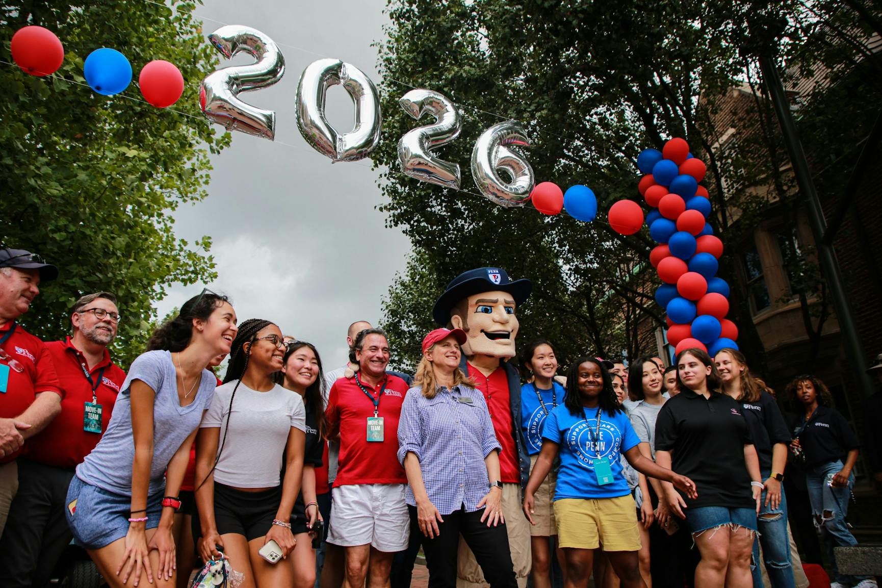 08-23-22 class of 2026 move in Liz Magill 4 (Jesse Zhang).jpg