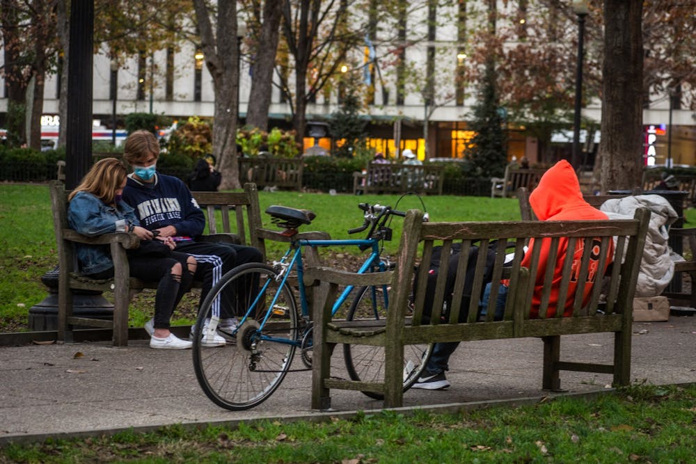 covid-19-coronavirus-couple-dating-rittenhouse-square-park