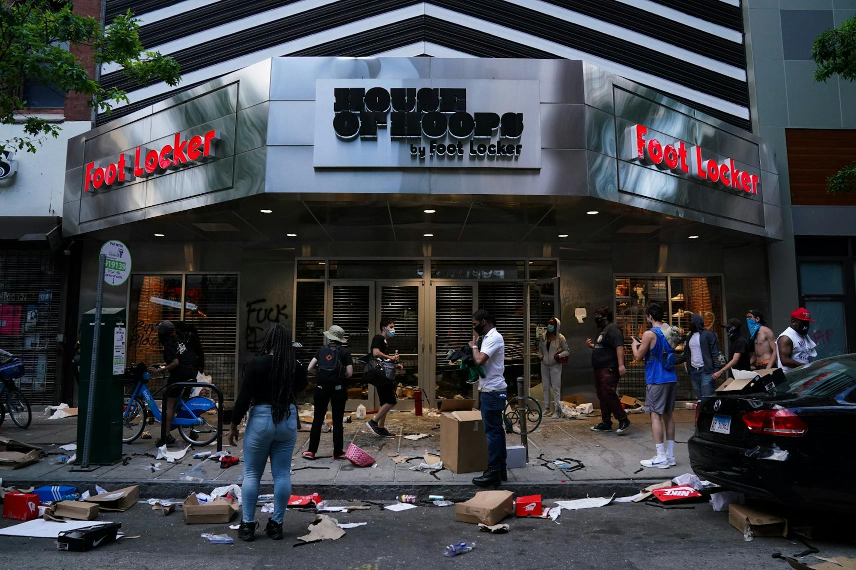 Philadelphia George Floyd Protests Looting 001.jpg