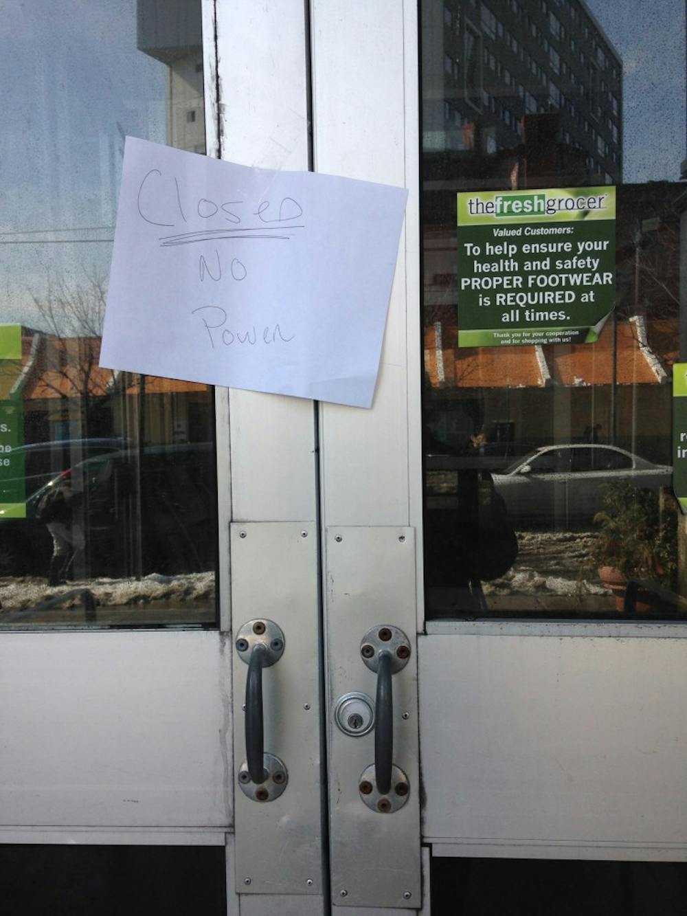 Stores like the Fresh Grocer put out signs to inform shoppers of the outage.