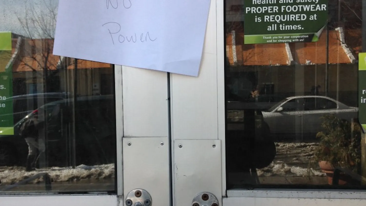 Stores like the Fresh Grocer put out signs to inform shoppers of the outage.