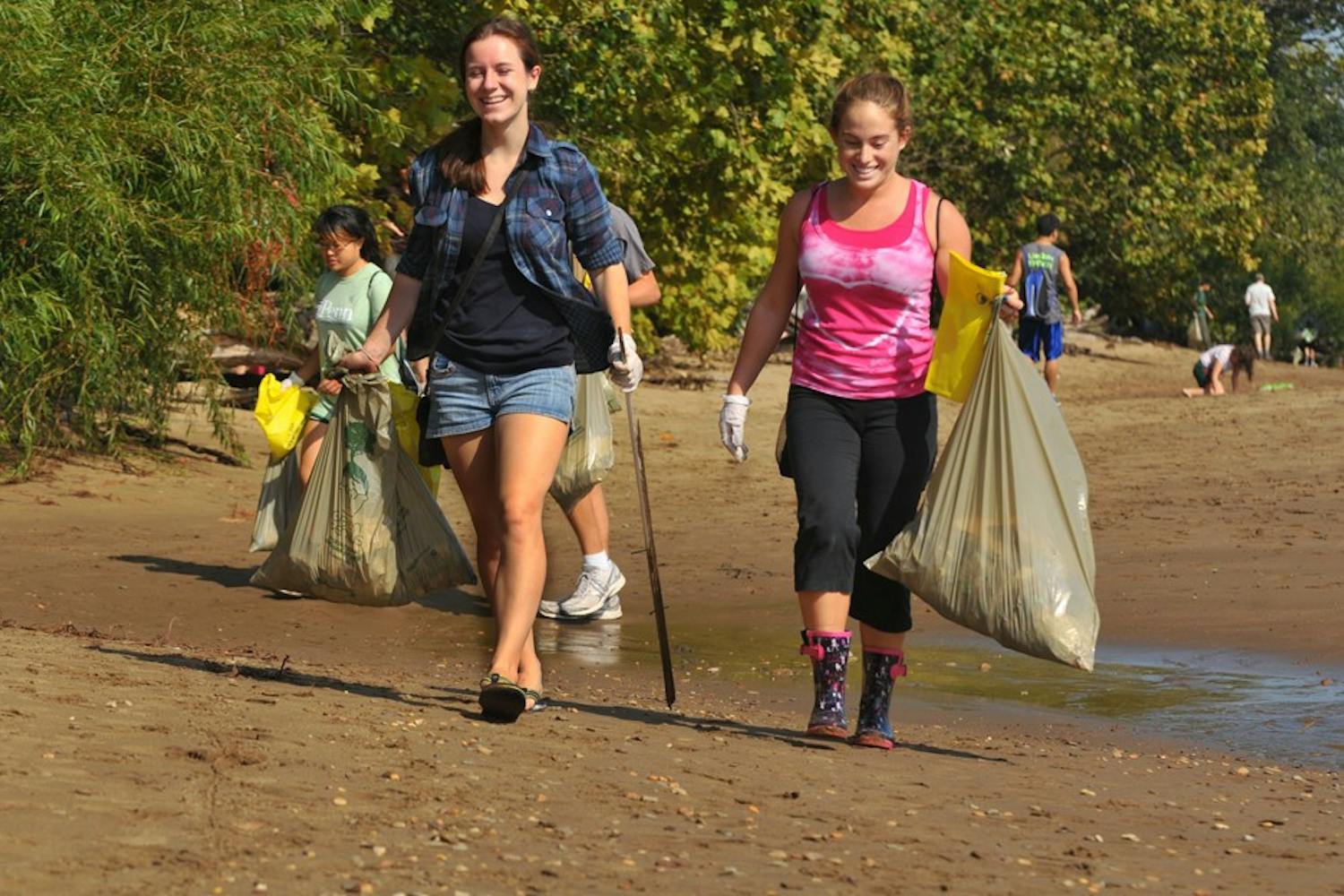 Students collect trash along Delaware River