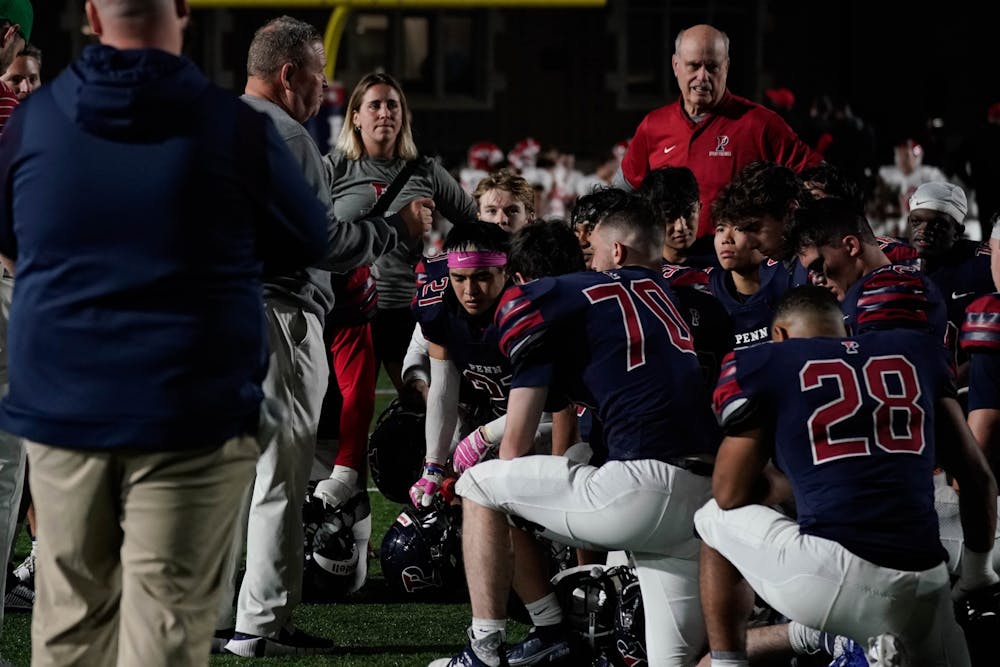 10-08-22-sprint-football-vs-chestnut-hill-team-huddle-anna-vazhaeparambil-01