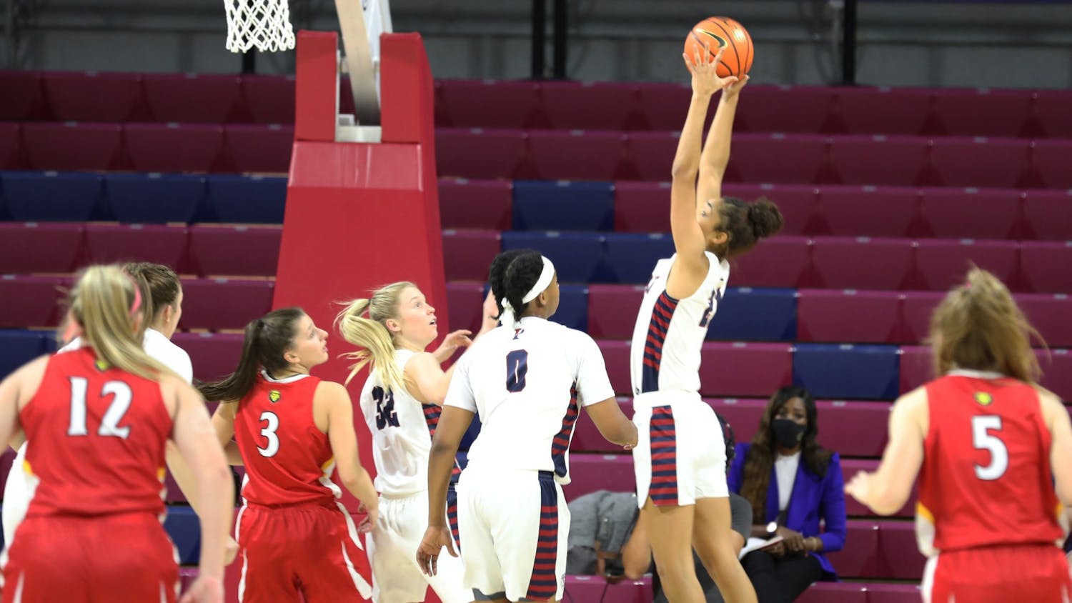 11-16-2021 Women's Basketball versus Kings Mia Lakstigala Steal (Isabella Cossu).jpg