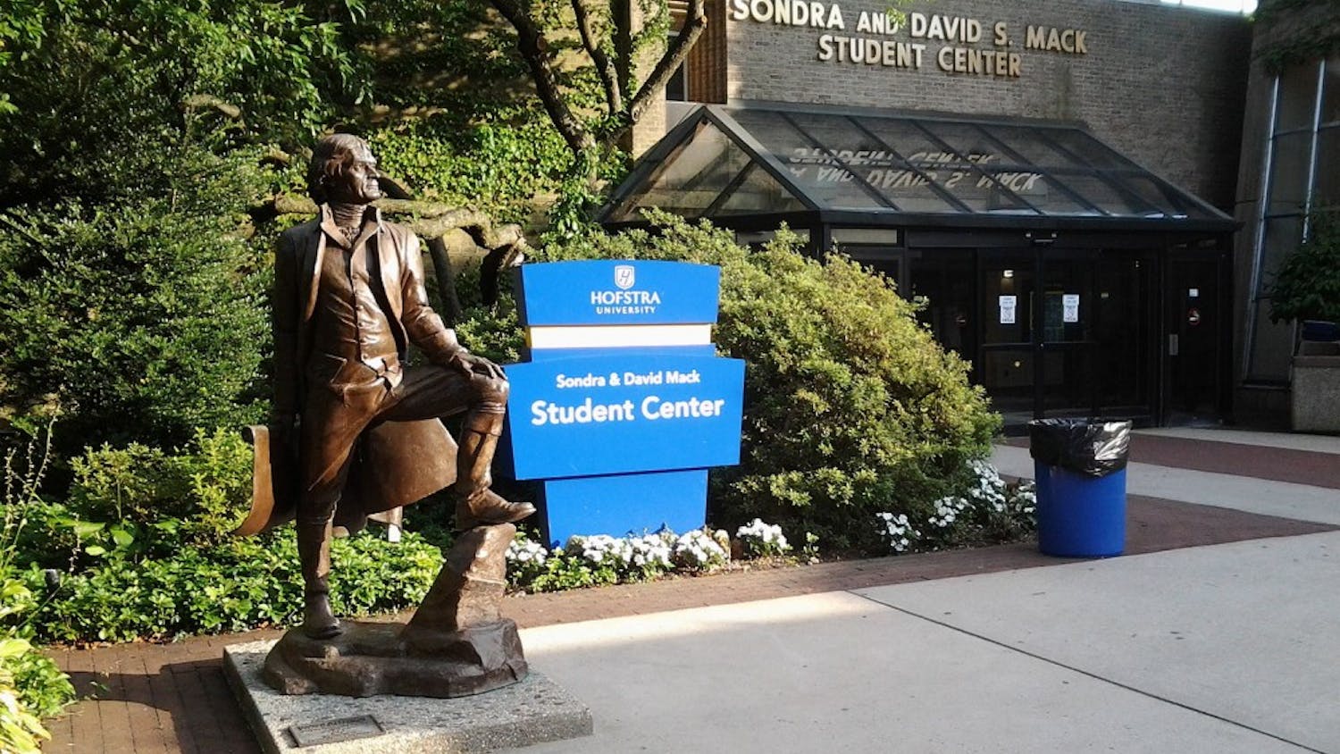 Hofstra_University,_Jefferson_statue.jpg