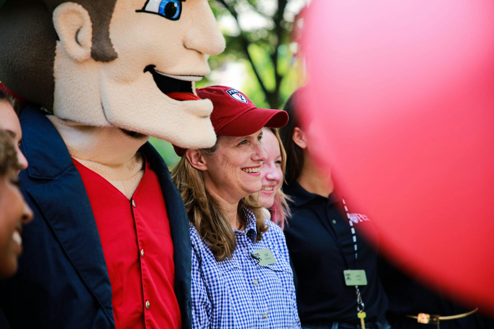 08-23-22 class of 2026 move in Liz Magill (Jesse Zhang).jpg