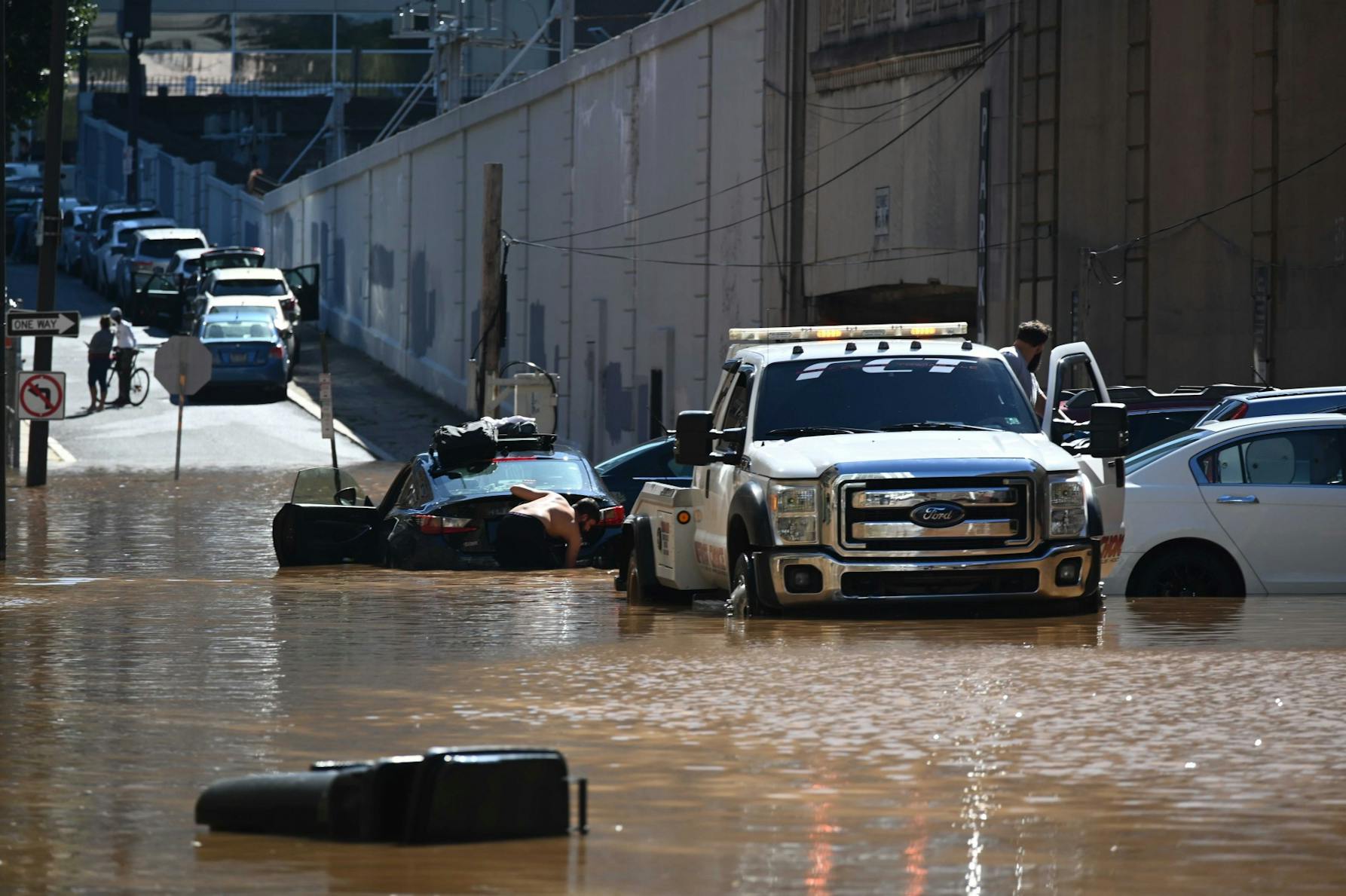Cars stuck from Schuylkill flooding