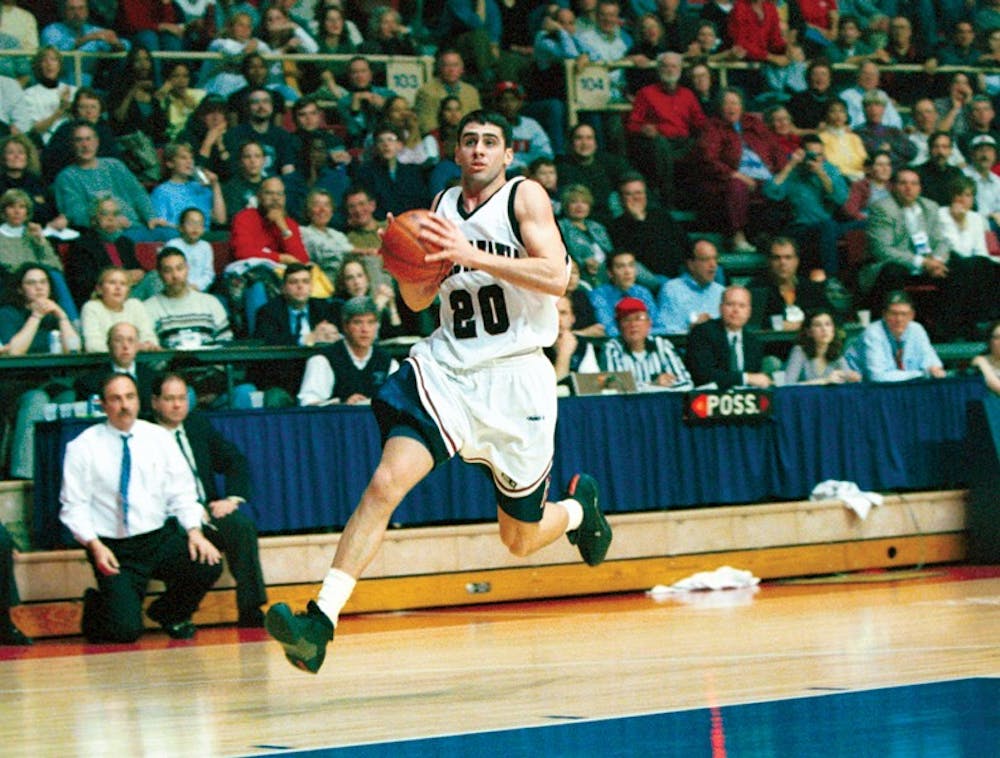 03042000_mbasketball_i11_2