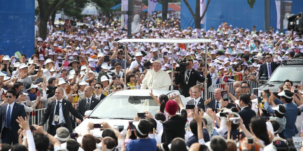 2014 Pastoral Visit of Pope Francis to KoreaGwanghwamun BeatificationAugust 16, 2014Gwanghwamun, SeoulMinistry of Culture, Sports and TourismKorean Culture and Information ServiceKorea.net (www.korea.net)Official Photographer: Jeon HanThis official Republic of Korea photograph is being made available only for publication by news organizations and/or for personal printing by the subject(s) of the photograph. The photograph may not be manipulated in any way. Also, it may not be used in any type of commercial, advertisement, product or promotion that in any way suggests approval or endorsement from the government of the Republic of Korea. If you require a photograph without a watermark, please contact us via Flickr e-mail.---------------------------------------------------------------교황 프란치스코 방한프란치스코 교황 광화문 시복식 집전 2014-08-16광화문, 서울문화체육관광부해외문화홍보원코리아넷전한