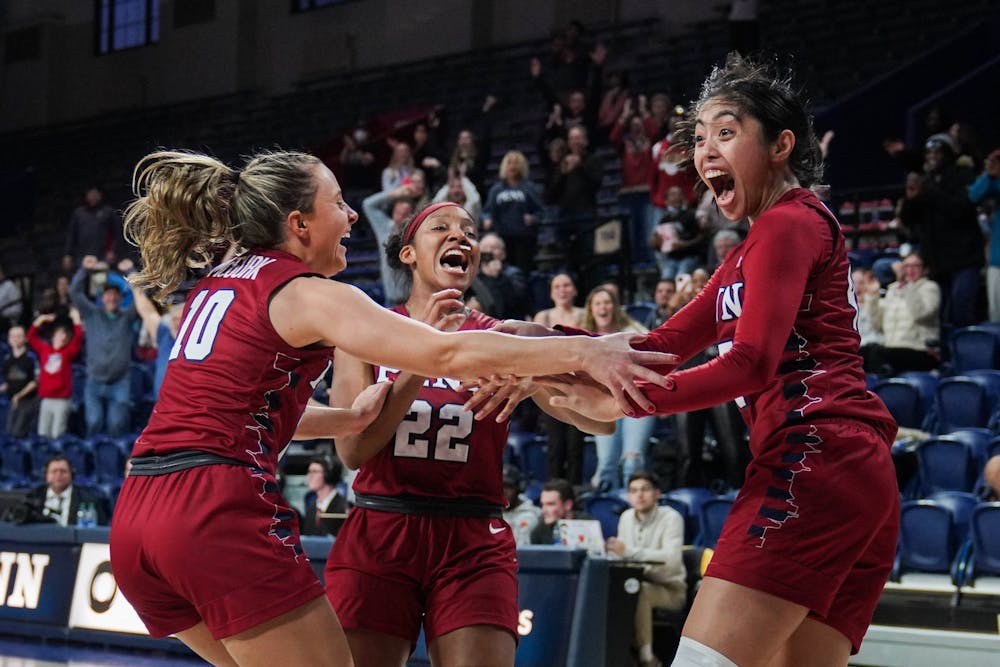 12-11-22-womens-basketball-vs-temple-team-celebration-anna-vazhaeparambil-01