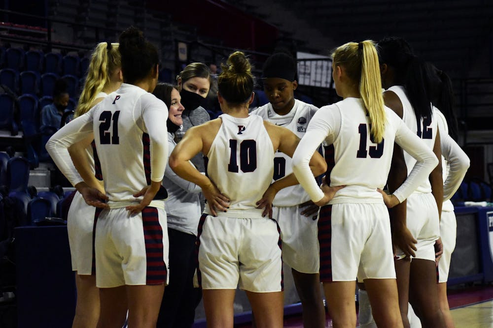 11-06-2021-womens-basketball-red-and-blue-scrimmage-huddle-edwin-meija