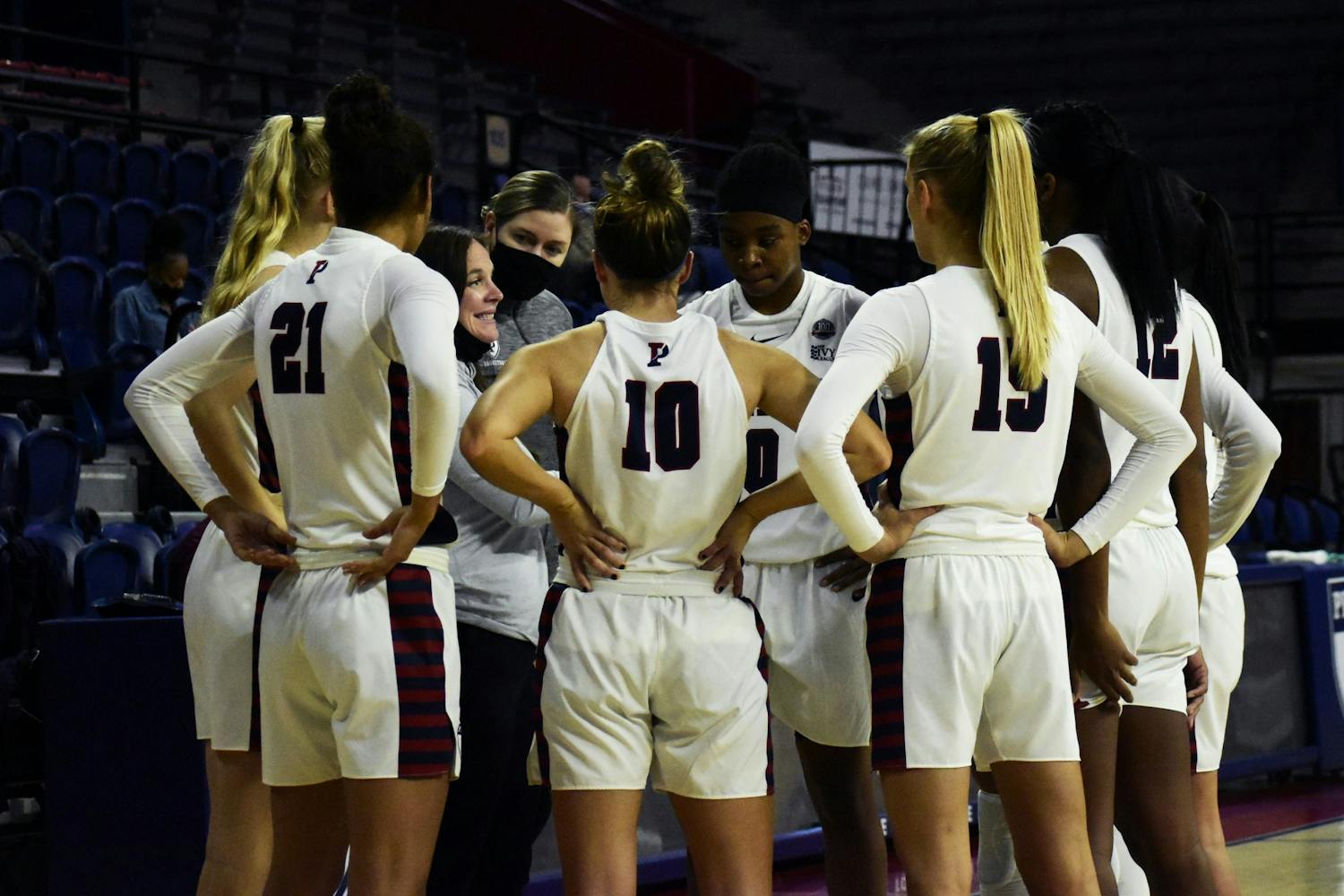 11-06-2021 Women's Basketball Red and Blue Scrimmage Huddle (Edwin Meija).jpg