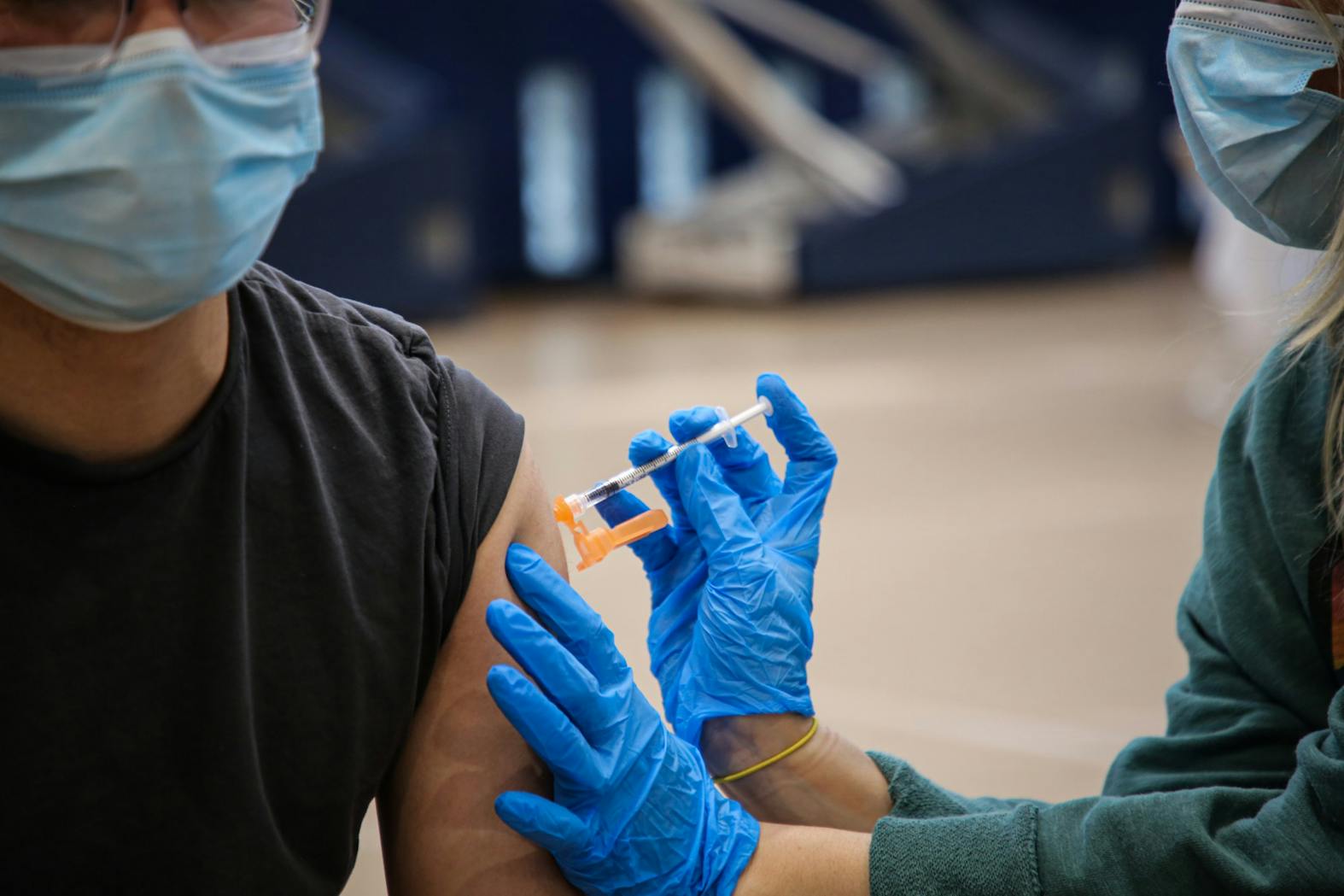 11 booster 01-18-22 COVID-19 booster clinic (Jesse Zhang)-18.jpg