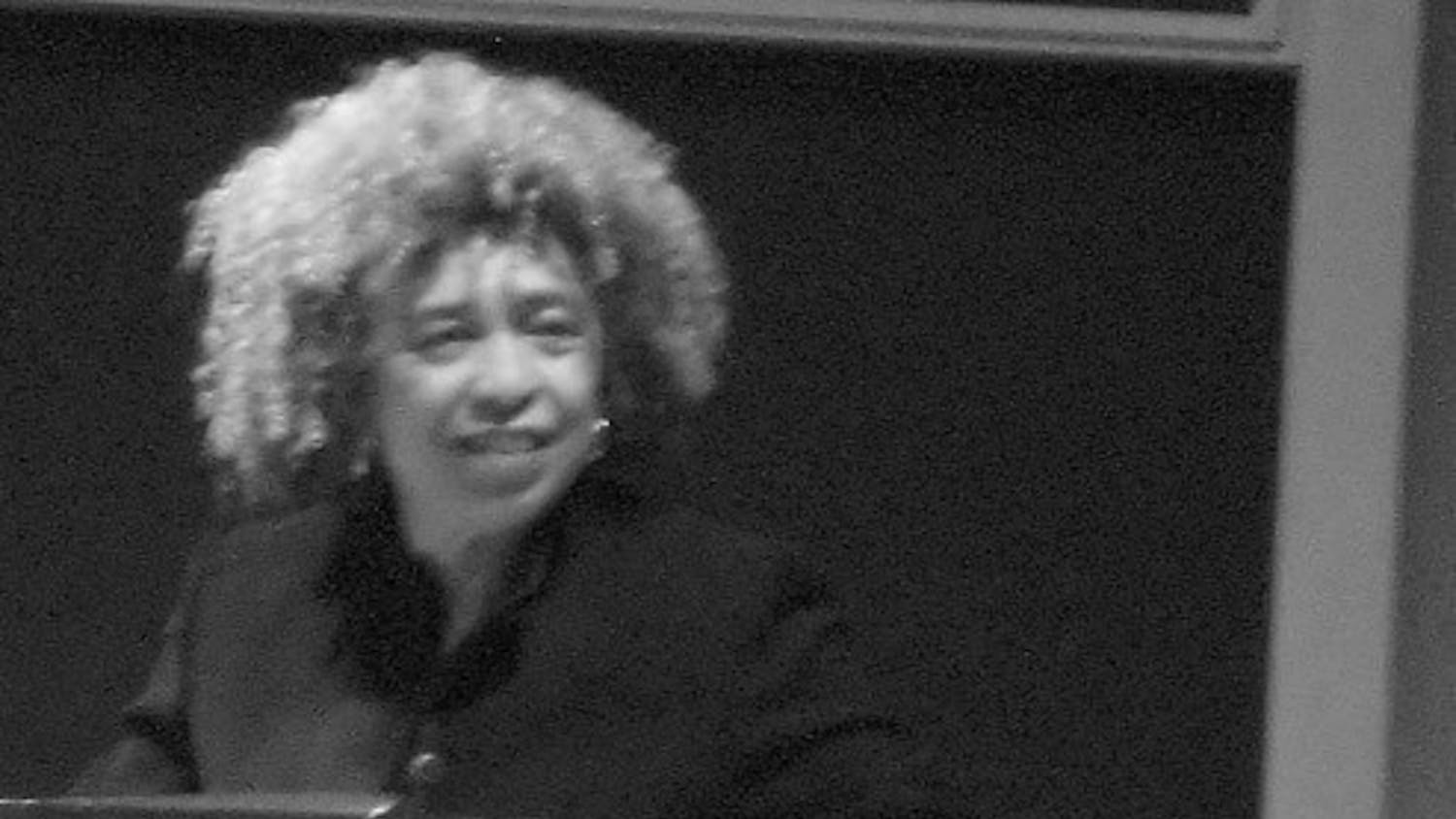 Hundreds crowd for activist Angela Davis