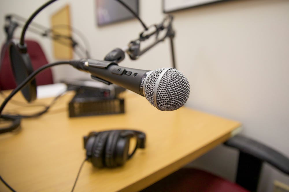 08-27-25-microphone-weining-ding