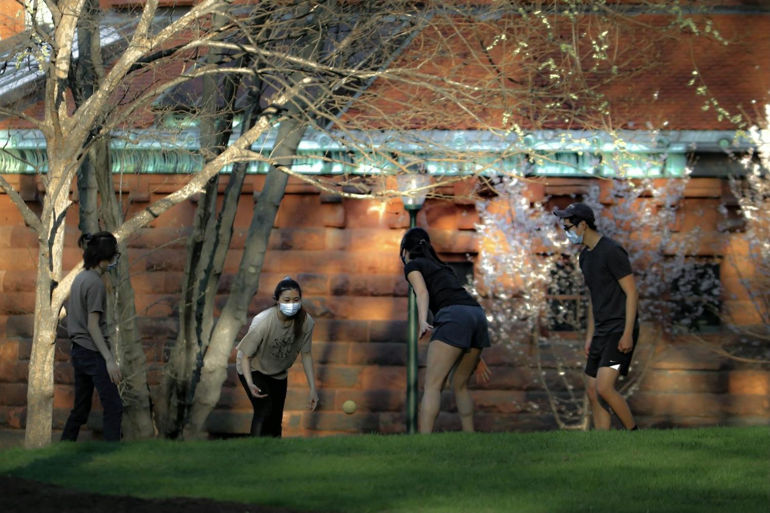 4-12-21 Spikeball Students College Green Mask Social Distance (Gundappa Saha)