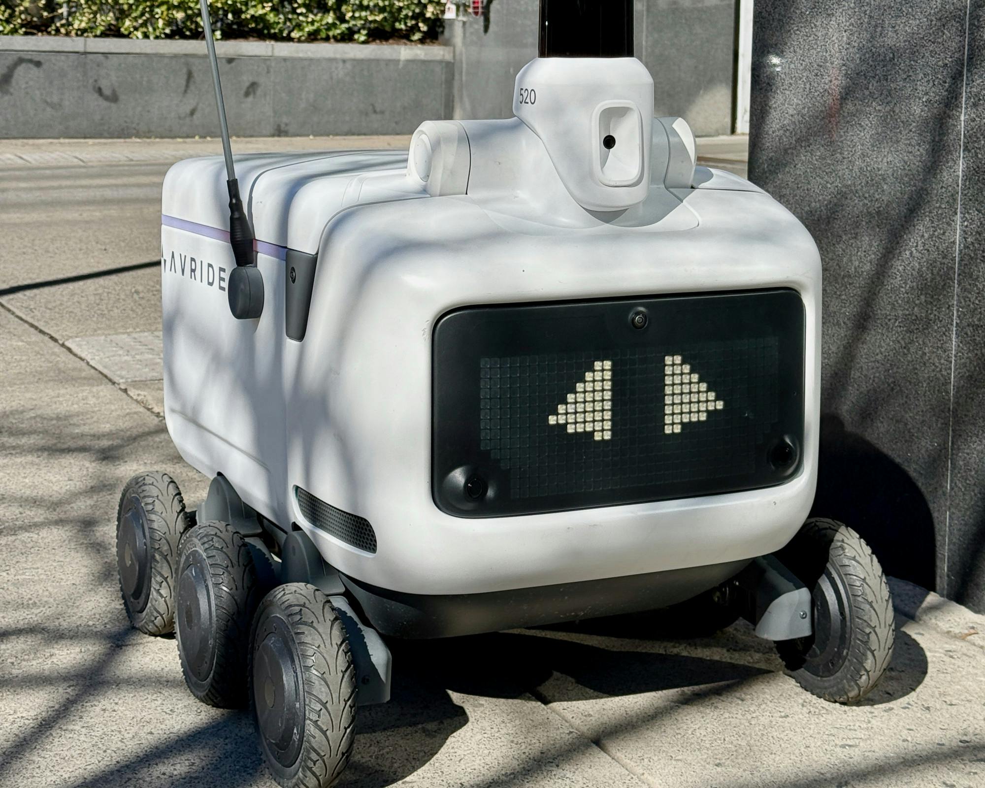 Avride Uber Eats Robot (Oleg Yunakov | CC-BY-SA-4.0)