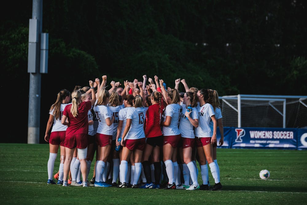 womens-soccer-huddle