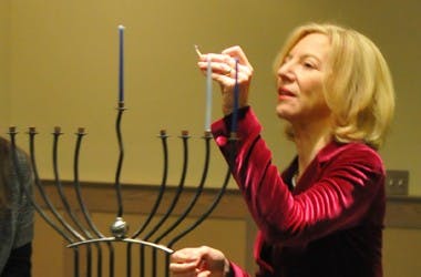 Gutmann discusses Jewish identity at 'Fireside Chat'