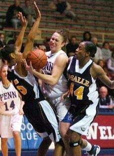 W. Hoops: La Salle ends Quakers' streak