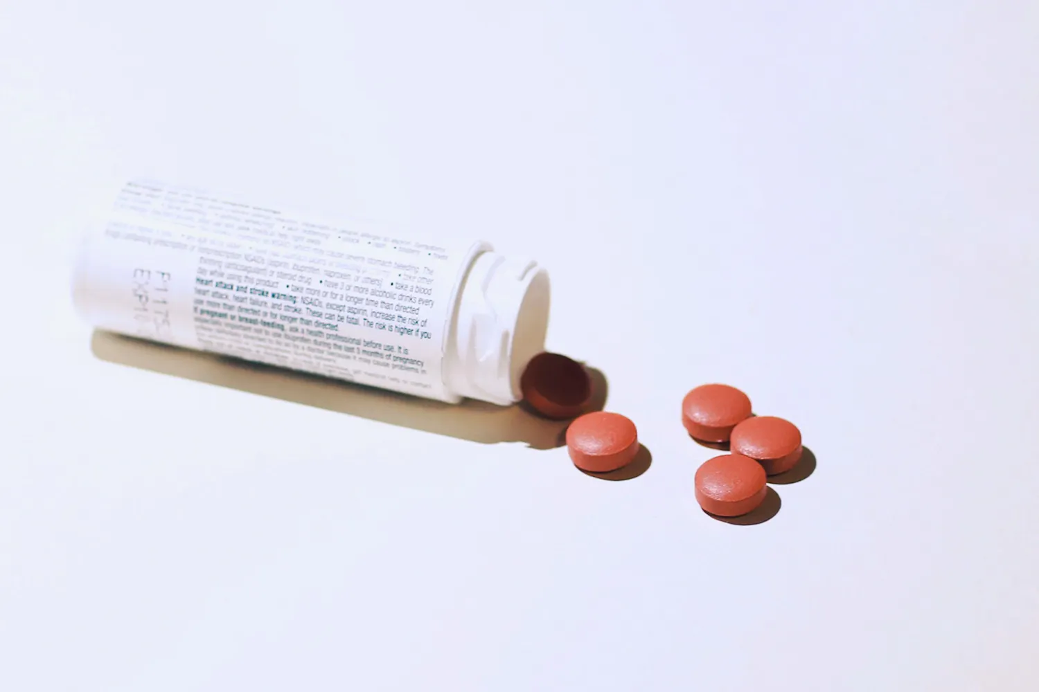 Photoillustration Opioid Event (Jesse Zhang).jpg