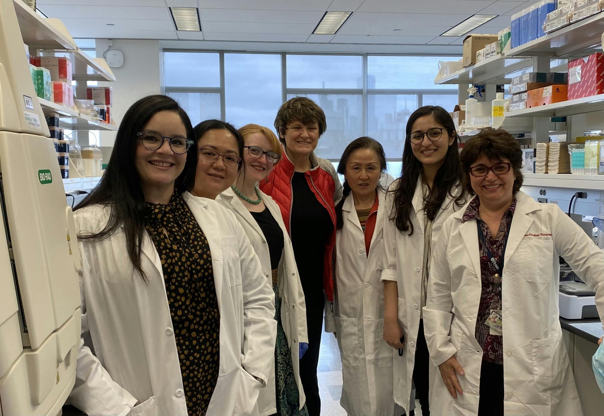 Katalin Karikó and Research Team (Photo courtesy of Hamna Shahnawaz).JPG