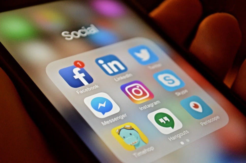 iphone-smartphone-social-media-facebook-twitter-instagram-data-privacy