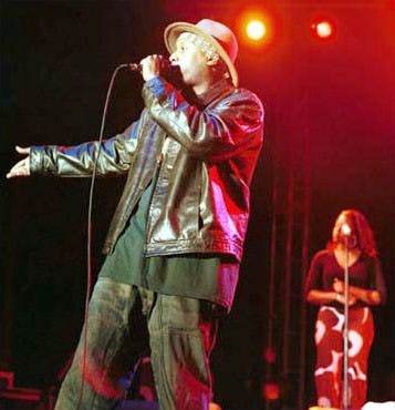 Rapper Common rocks Relays show