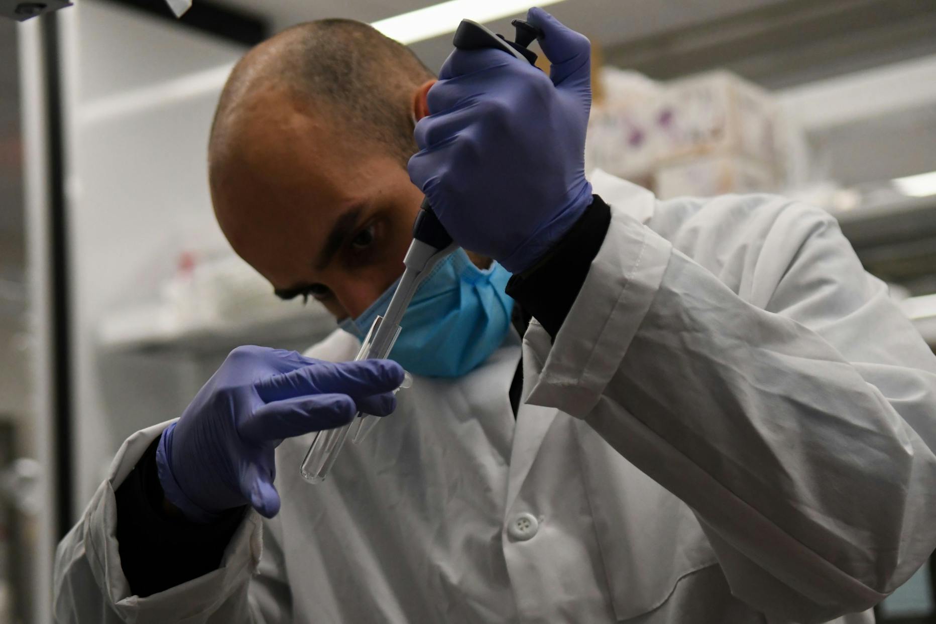 Drew Weissman Laboratory Research Laboratory Penn Medicine Researcher mRNA vaccine.jpg