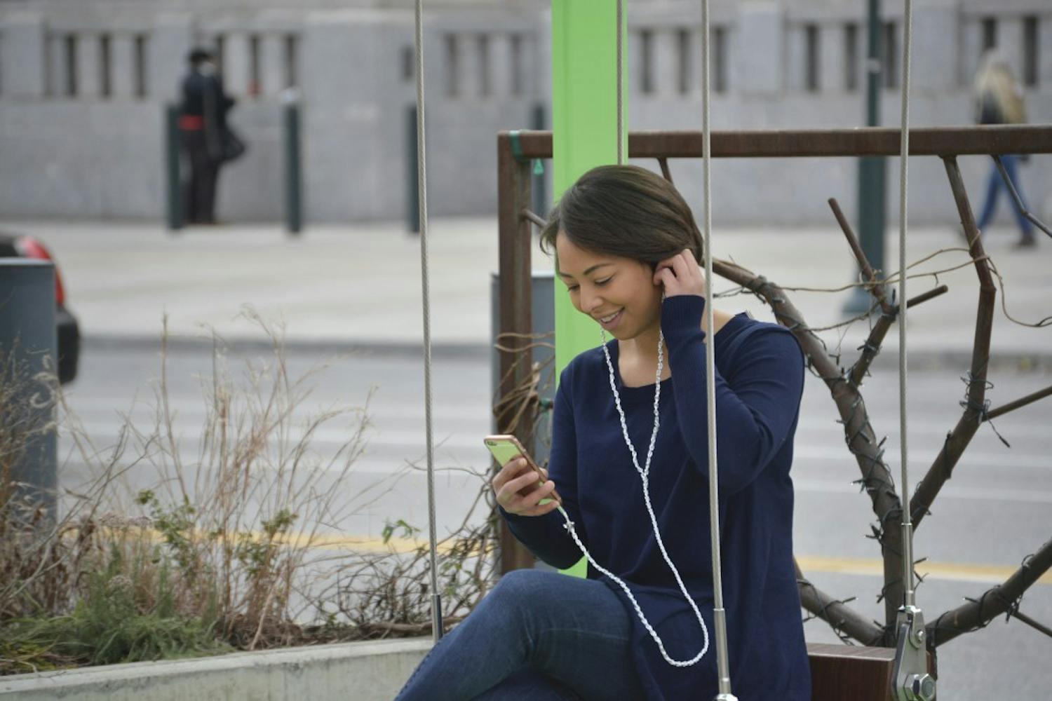 1994 Engineering graduate Vanessa Chan has created a pair of untangleable earphone, which has been launched on Kickstarter.